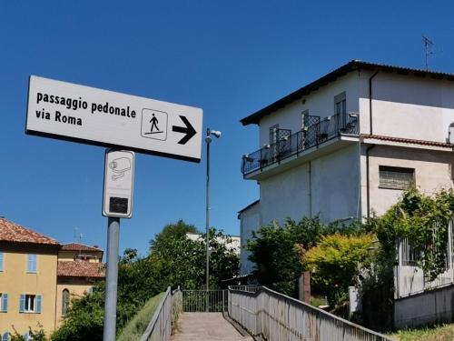 a street sign in front of a building at Blueberry Rooms in La Morra