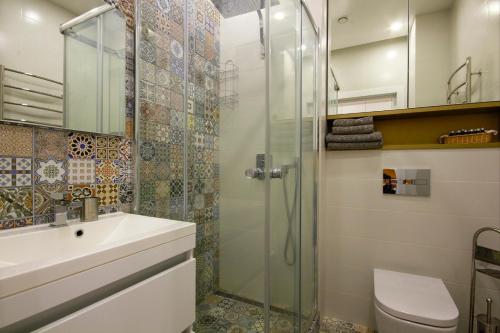 Et badeværelse på R Panoramic sea view 1 BR luxury Arcadia apartament