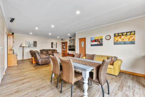 Una cocina o zona de cocina en Southgate Motel