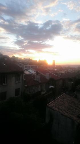 un coucher de soleil sur une ville avec des maisons et des bâtiments dans l'établissement St Charles / La Friche, à Marseille