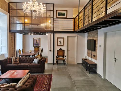 un soggiorno con divano e tavolo di The Address Loft 22ppl a Budapest