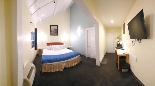 a hotel room with a bed and a tv at Travelodge by Wyndham Fairfield/Napa Valley in Fairfield