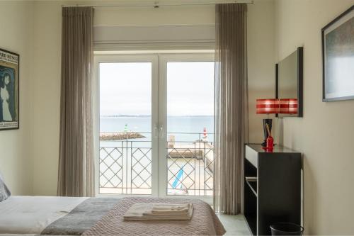 ein Schlafzimmer mit einem Bett und einem Fenster mit Aussicht in der Unterkunft Fábrica da Ribeira 53 by Destination Algarve in Lagos