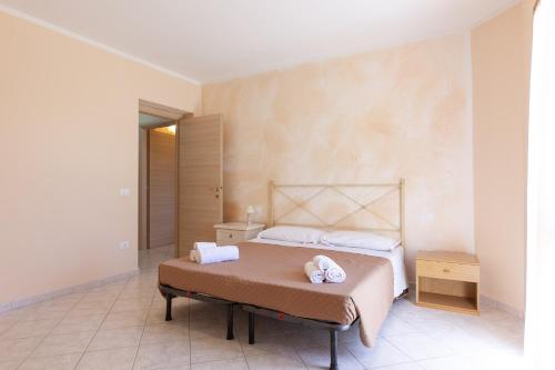 ein Schlafzimmer mit einem Bett mit zwei Handtüchern darauf in der Unterkunft Il Castelluccio - by Bolgheri Holiday in Monteverdi Marittimo