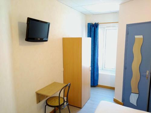 TV a/nebo společenská místnost v ubytování Hôtel des Sables Blancs