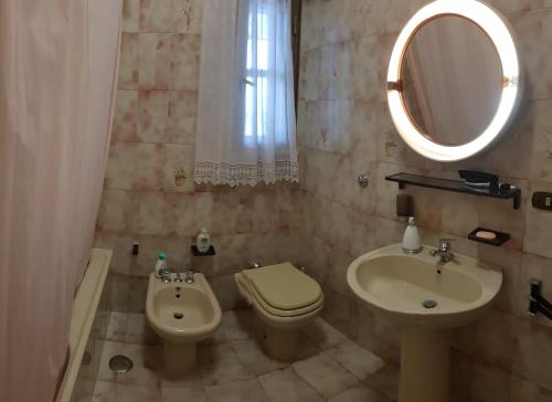 uma casa de banho com um lavatório, um WC e um espelho. em Villa vacanze Monopoli em Monopoli