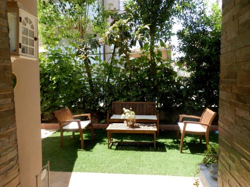 patio con 3 sedie e tavolo in erba di B&B Sole a Ravenna