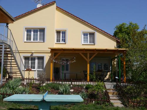 una casa con un banco delante de ella en Penzion Pohoda, en Mikulov
