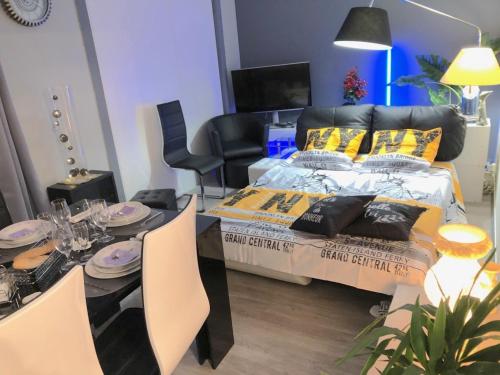 une chambre avec un lit et une table avec des chaises dans l'établissement Beau 3 pièces, 7 pers, 2 terrasses, centre, calme, sécurité, à Nice