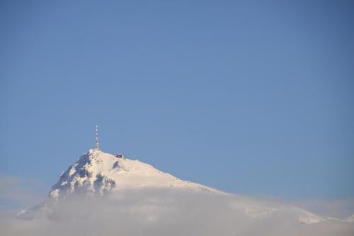 a mountain covered in snow with a blue sky in the background at Alpen Glück Hotel Kirchberger Hof in Kirchberg in Tirol