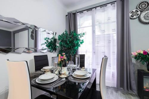 une salle à manger avec une table et des chaises et une fenêtre dans l'établissement Beau 3 pièces, 7 pers, 2 terrasses, centre, calme, sécurité, à Nice