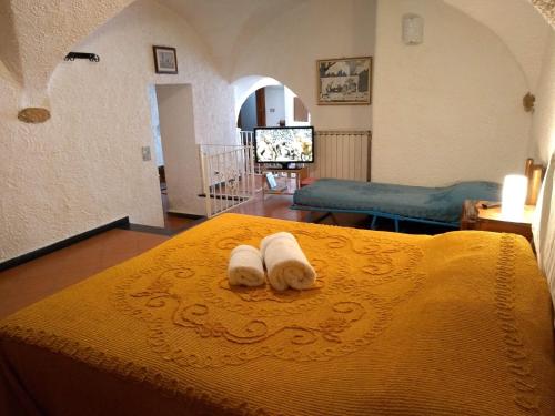 1 Schlafzimmer mit 2 Handtüchern auf einem Bett in der Unterkunft A casa di Giuly (Monolocale) in Ceriale