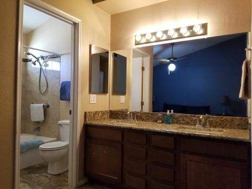 y baño con lavabo, aseo y espejo. en Quiet Neighborhood off La Canada, en Tucson
