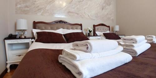 Ένα ή περισσότερα κρεβάτια σε δωμάτιο στο Hotel Meridian