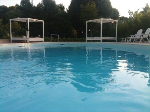 Het zwembad bij of vlak bij 2 bedrooms apartement with shared pool and wifi at Selva di Fasano 9 km away from the beach