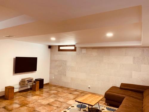 A television and/or entertainment centre at Casa del Herrero
