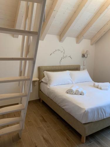 Un pat sau paturi într-o cameră la Hotel Rosengarten