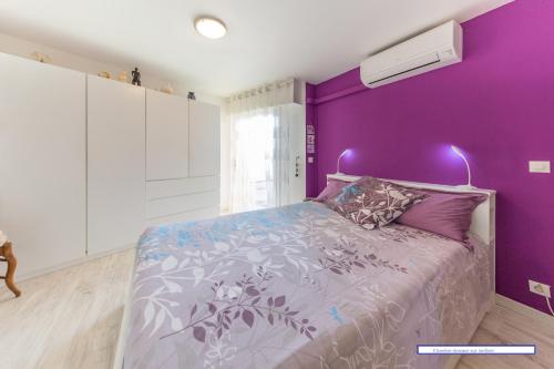 - une chambre violette avec un lit aux murs violets dans l'établissement Piscine chauffée à débordement Au Cap de L'Esterel ! Entre Théoule et Saint-Raphaël, au Trayas