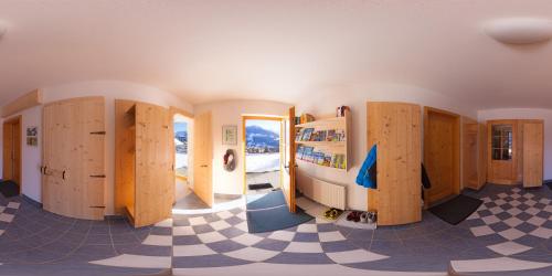 een kamer met houten deuren en een geruite vloer bij Appartements Hochegg in Schladming