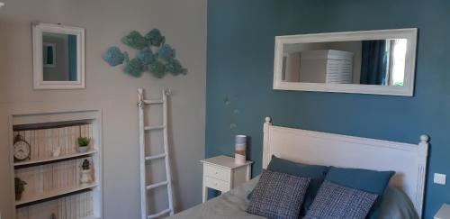 ラ・ボールにあるVilla Noëの青い壁のベッドルーム1室(ベッド1台付)