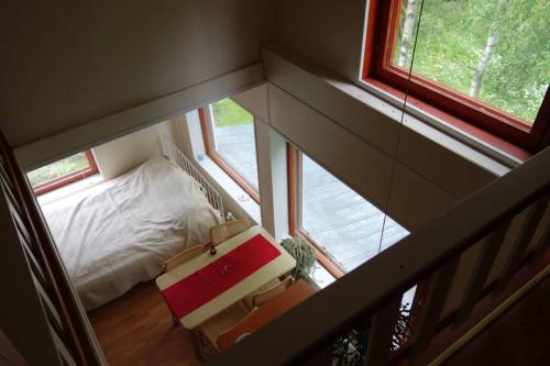 Habitación con vistas a un dormitorio con cama y ventanas. en Tienristi, en Lauteala