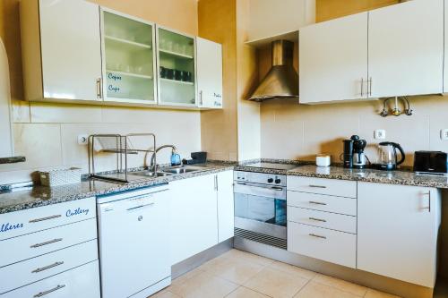 A kitchen or kitchenette at Help Yourself Hostels - Restelo