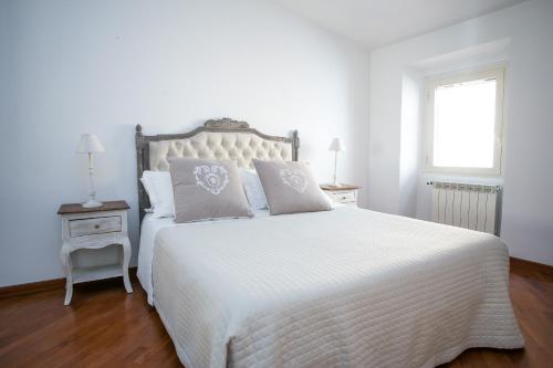 ローマにあるMagenta Collection Cappellari 41の白いベッドルーム(白いベッド1台、窓付)