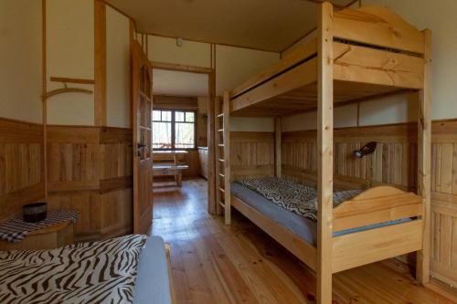 מיטה או מיטות קומותיים בחדר ב-Muižnieki kempings