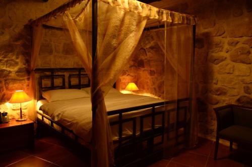 Chateau Fasel tesisinde bir odada yatak veya yataklar