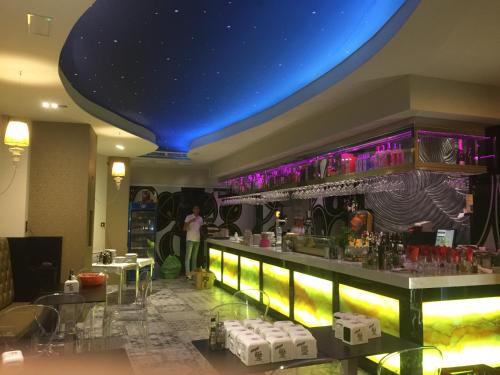 bar w restauracji z niebieskim sufitem w obiekcie HOSTAL COSTA SOL w mieście Castell de Ferro