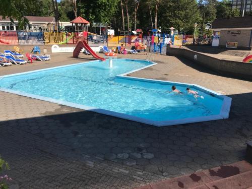 duas pessoas numa piscina num parque infantil em Vakantiepark de zanderij em Voorthuizen