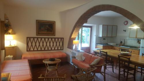 a kitchen and living room with an archway in a house at I GECHI - MARINA DI CAMPO in Marina di Campo