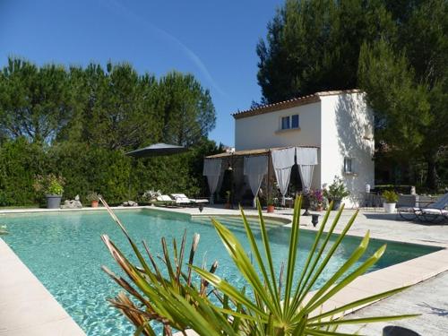 une maison et une piscine devant une maison dans l'établissement Les Anges, à LʼIsle-sur-la-Sorgue