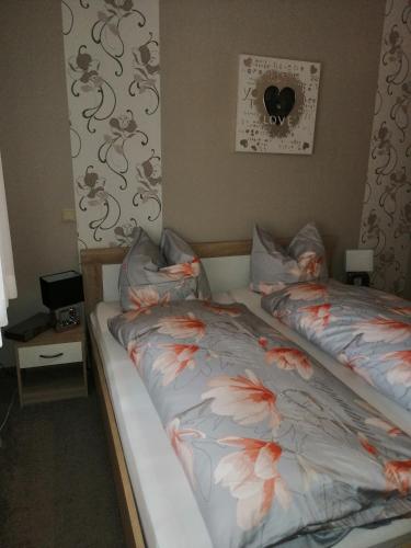 a bedroom with two twin beds with flowers on them at Am Waldrand in Schüttorf