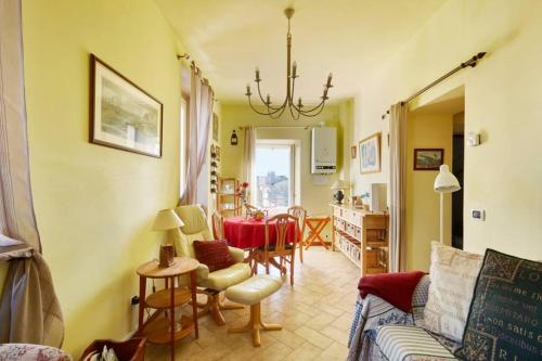 sala de estar con sofá y comedor en Casa Bellagina en Bellagio