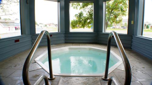 Πισίνα στο ή κοντά στο Pictured Rocks Inn and Suites