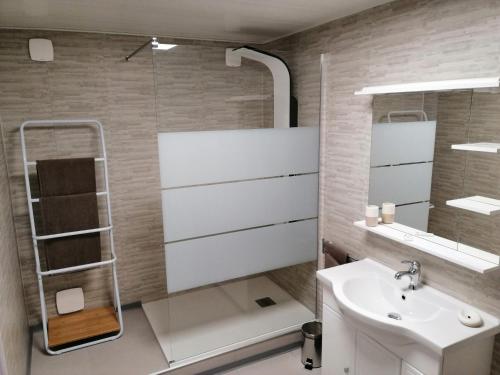 La salle de bains est pourvue d'un lavabo et d'un miroir. dans l'établissement Ideal pour un couple a la recherche du calme, à Frontignan