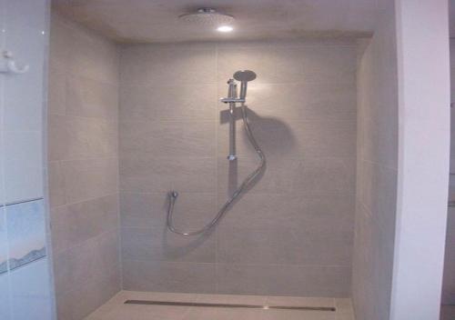 um chuveiro com uma mangueira na casa de banho em Finca Fila By LeMón Holiday em Esporles