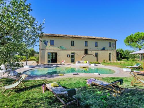 Casa grande con piscina en el patio en Belvilla by OYO Villa Fiorini, en Barchi