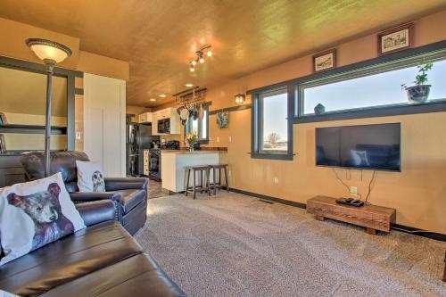 ein Wohnzimmer mit Couch und Flachbildfernseher in der Unterkunft Updated Townhouse with Pergola, Walk to Downtown! in Choteau