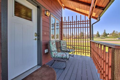 Ein Balkon oder eine Terrasse in der Unterkunft Updated Townhouse with Pergola, Walk to Downtown!