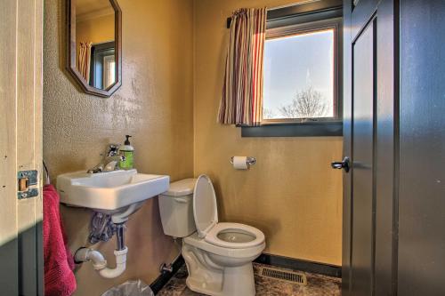 ein Badezimmer mit Toilette und Waschbecken in der Unterkunft Updated Townhouse with Pergola, Walk to Downtown! in Choteau