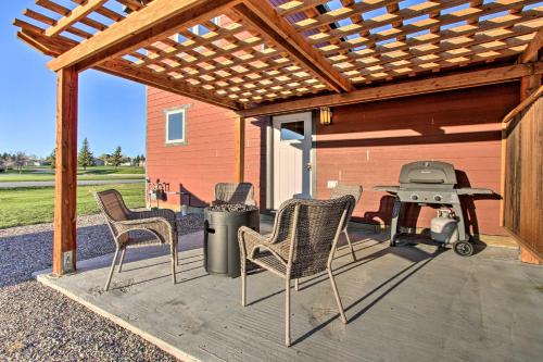 Ein Patio oder anderer Außenbereich in der Unterkunft Updated Townhouse with Pergola, Walk to Downtown!
