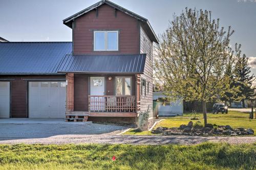 Ein Garten an der Unterkunft Updated Townhouse with Pergola, Walk to Downtown!