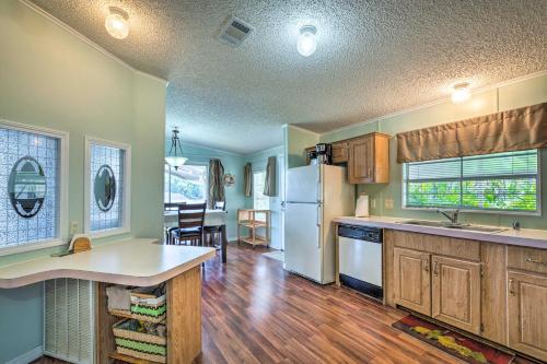 Η κουζίνα ή μικρή κουζίνα στο Anglers Getaway Homosassa Home with Boat Dock!