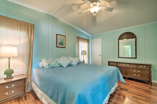 Ένα ή περισσότερα κρεβάτια σε δωμάτιο στο Anglers Getaway Homosassa Home with Boat Dock!