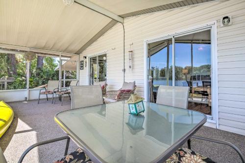 Αίθριο ή υπαίθριος χώρος στο Anglers Getaway Homosassa Home with Boat Dock!
