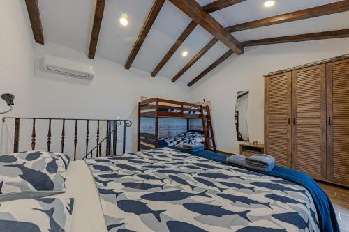 Un pat sau paturi într-o cameră la Apartments Gea