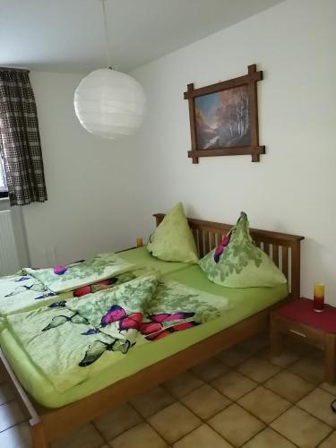 Haus Waldeck في Dasburg: غرفة نوم بها سرير عليه زهور