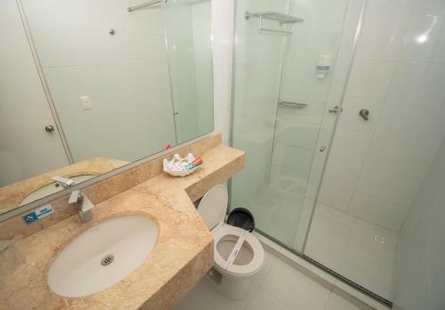 ein Bad mit einem Waschbecken, einer Dusche und einem WC in der Unterkunft Hotel San Luis Place By Dorado in San Andrés